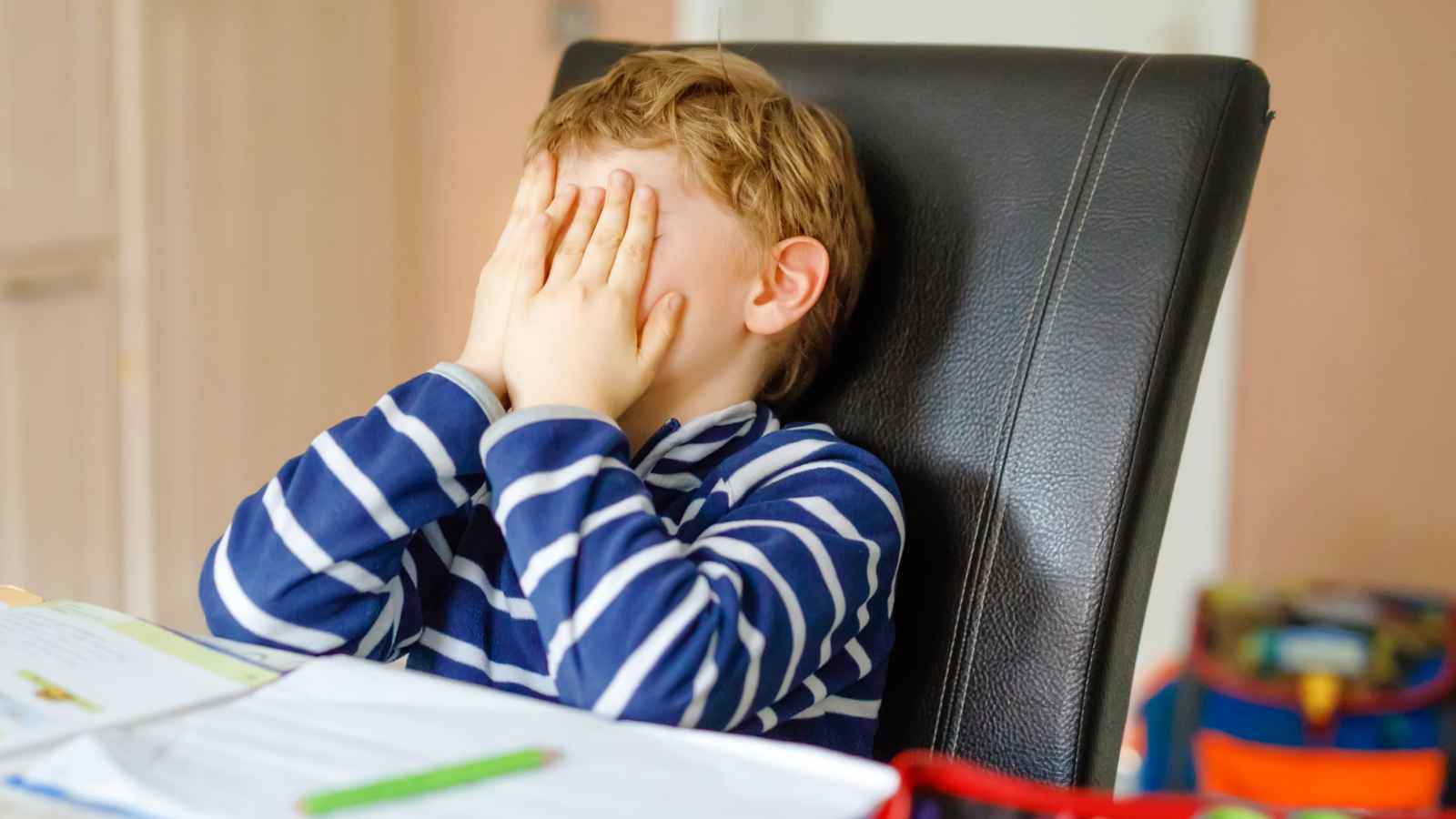 طفل ينتقم من والده لتوبيخه بسبب واجباته المدرسية