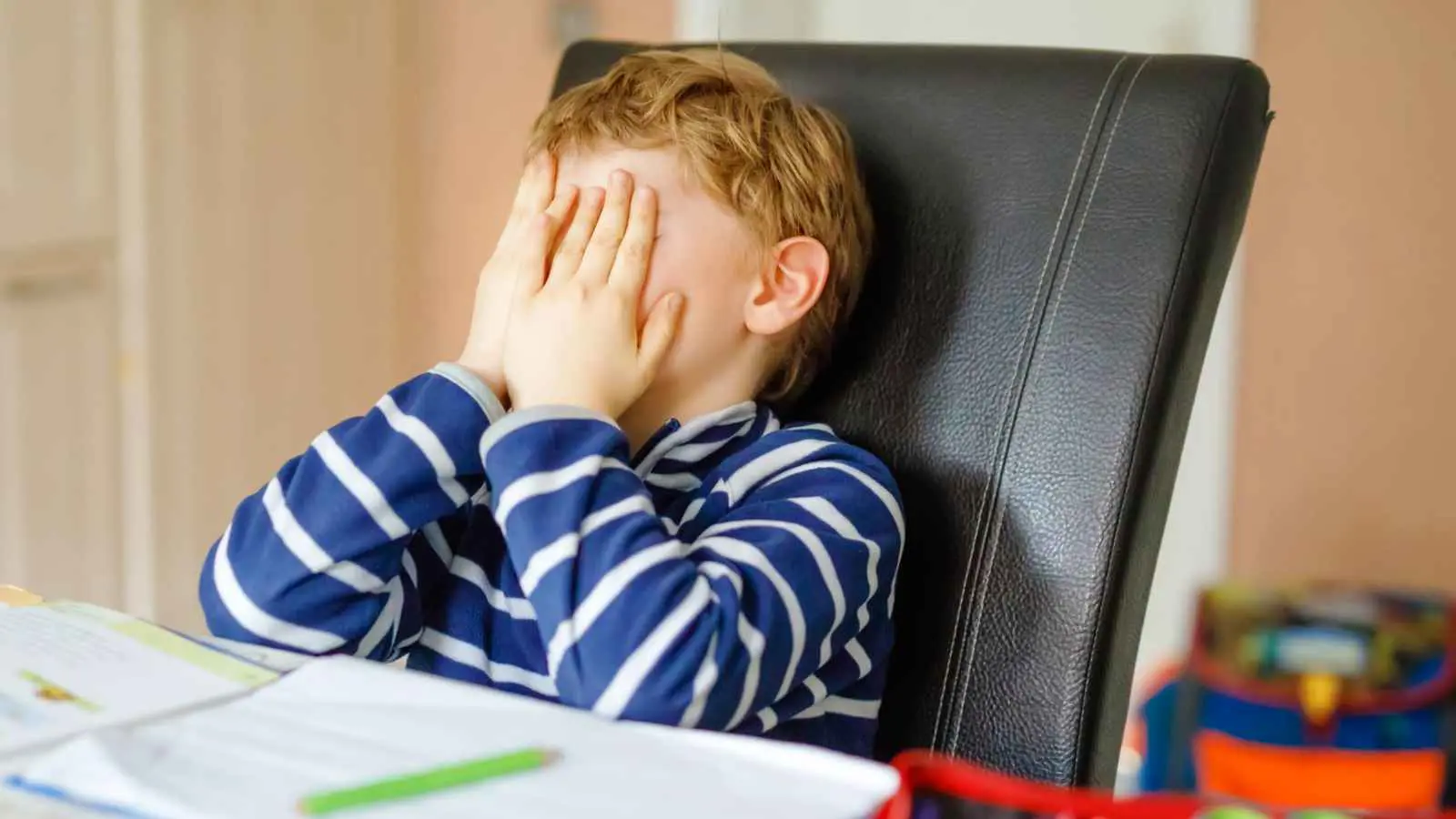 طفل ينتقم من والده لتوبيخه بسبب واجباته المدرسية