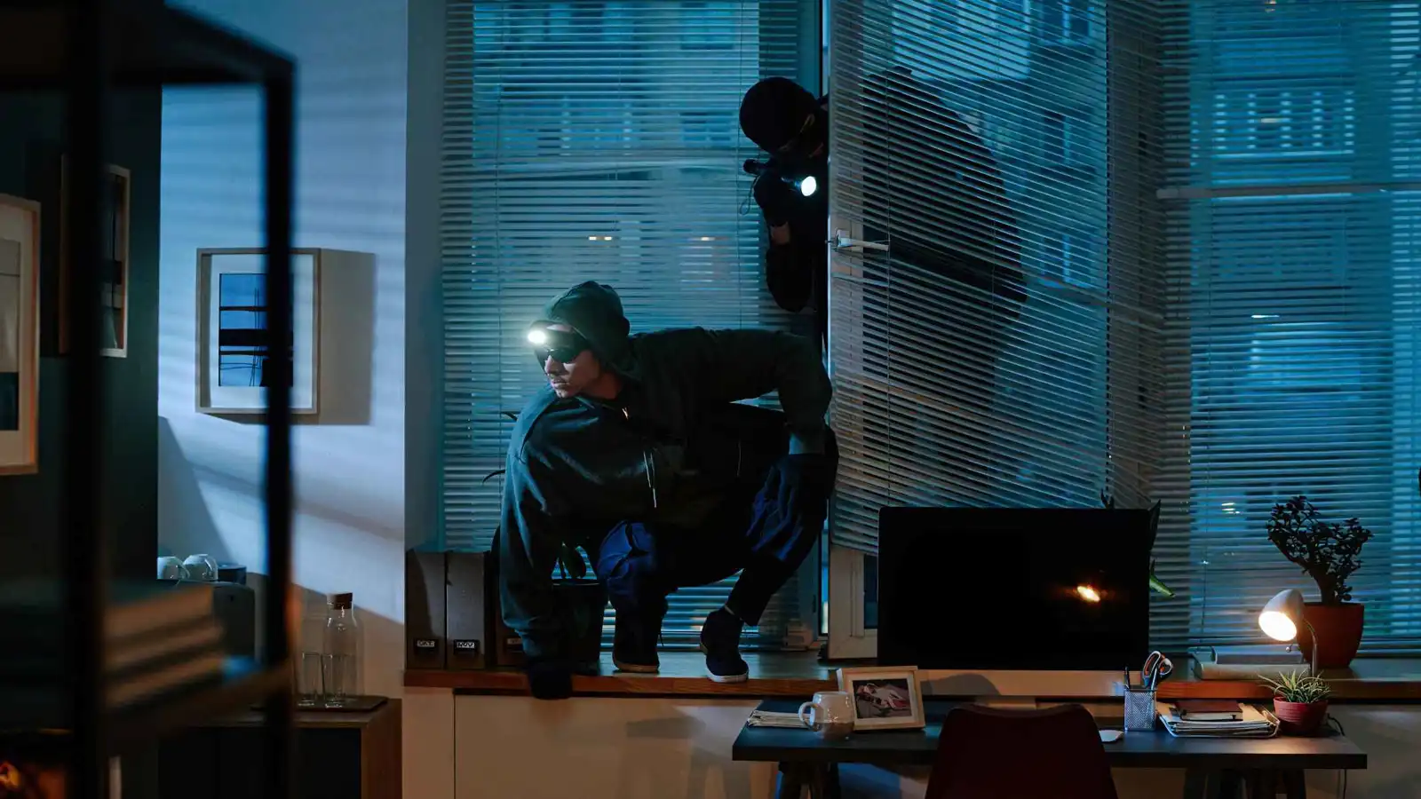 لص ذو "ذوق رفيع" لا يسرق إلا الأثاث الفاخر (صور)