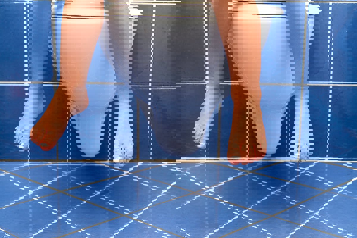 قواعد مهمة لتعليم طفلك استخدام المرحاض