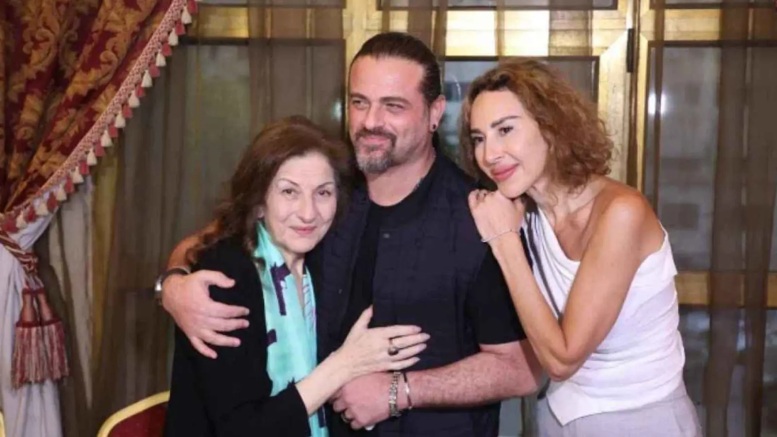 الدموع تغلب ورد الخال في عزاء والدتها (فيديو)