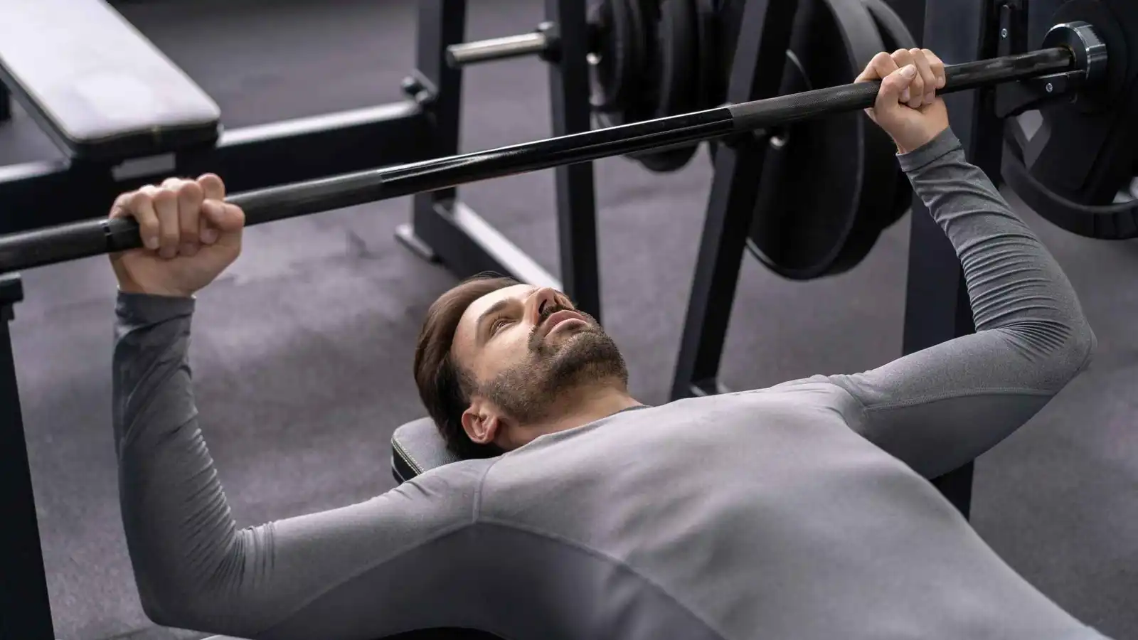 تمرين شائع في الصالات الرياضية قد يدمر كتفيك