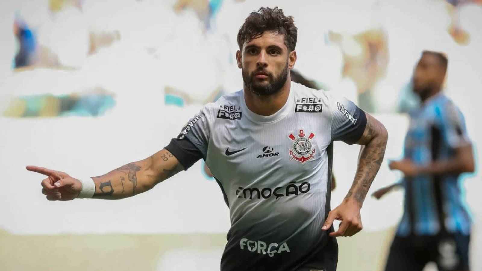 صفقة برازيلية تفجر صراعًا بين النصر والاتحاد