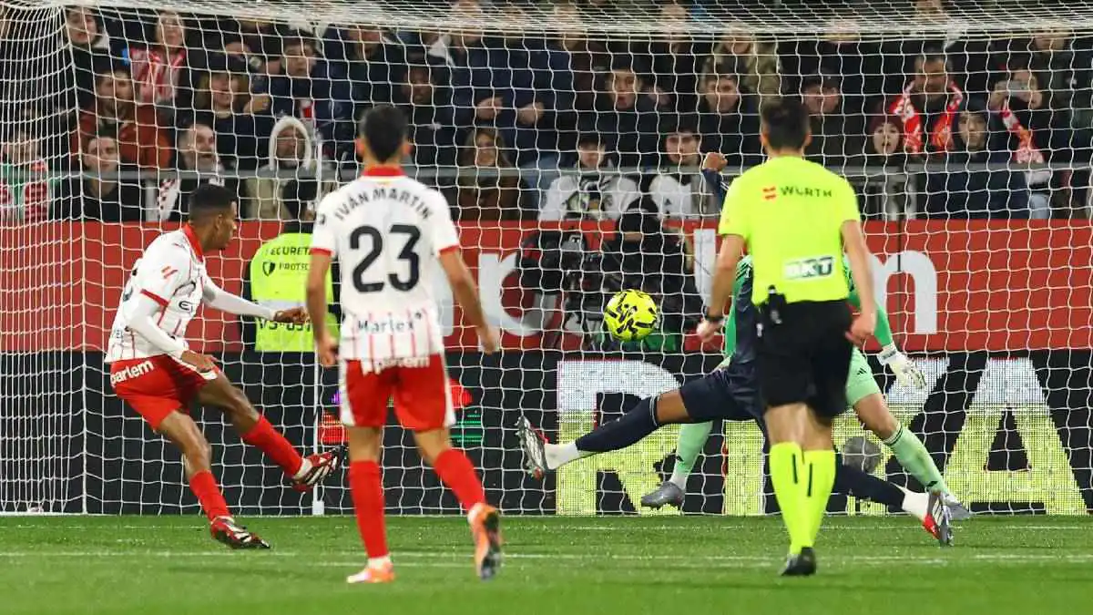 لا يوجد ضربة جزاء.. "أرشيفو فار" يصدم ريال مدريد