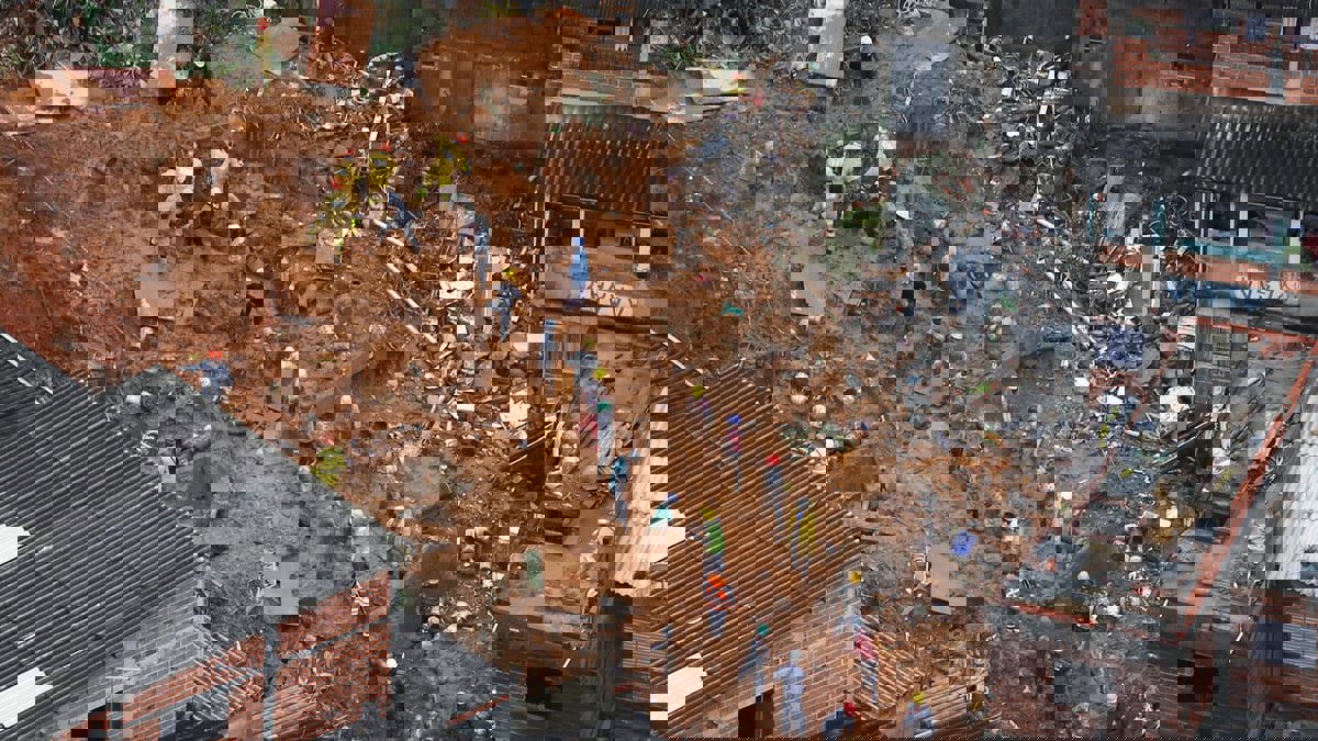 مقتل 34 شخصا على الأقل جراء الفيضانات قرب ريو دي جانيرو