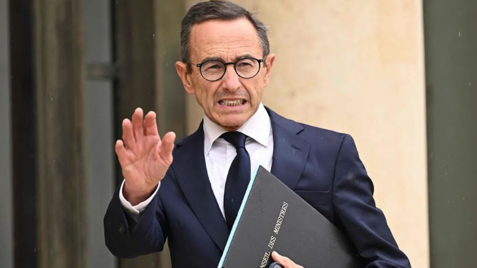 فرنسا تواجه أزمة المهاجرين بخطة "المبعوث الملكي"