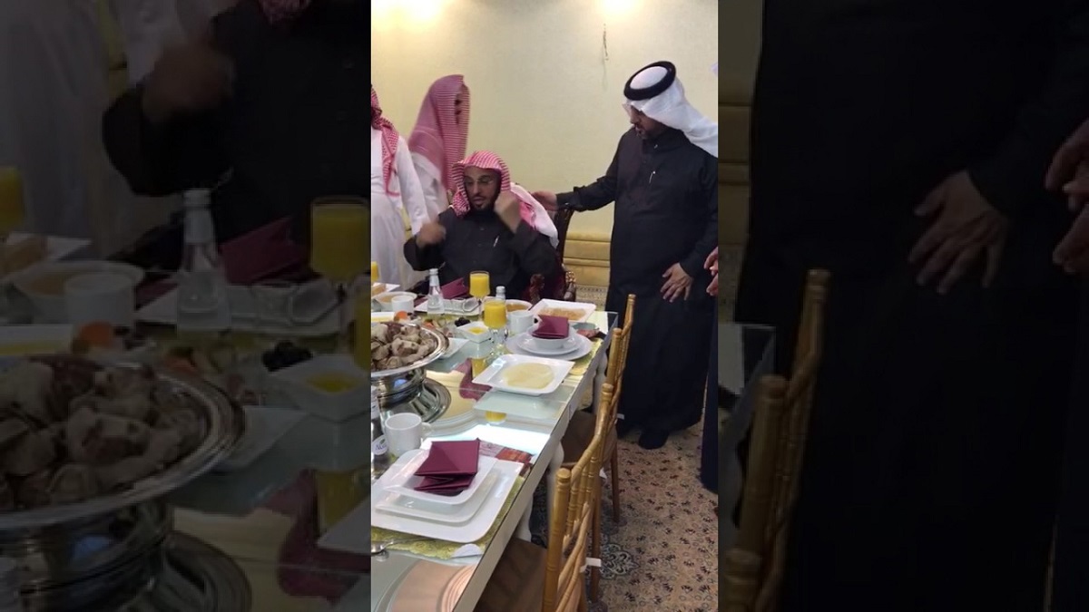 تهم الإسراف والتبذير تلاحق الداعية عائض القرني بعد وليمة كبيرة لضيوفه (فيديو)