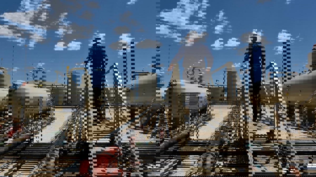 هبوط أسعار النفط بفعل مخاوف الطلب وانتهاء موسم العطلات في أمريكا