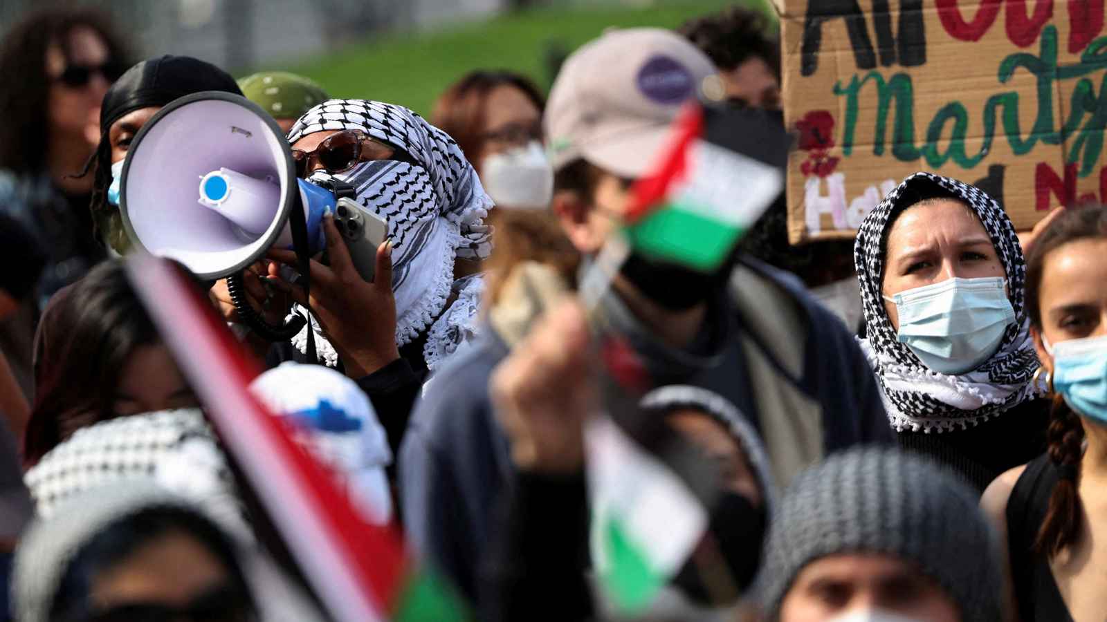 اشتباكات بين مؤيدي فلسطين والشرطة الأمريكية بجامعة كولومبيا (فيديو)