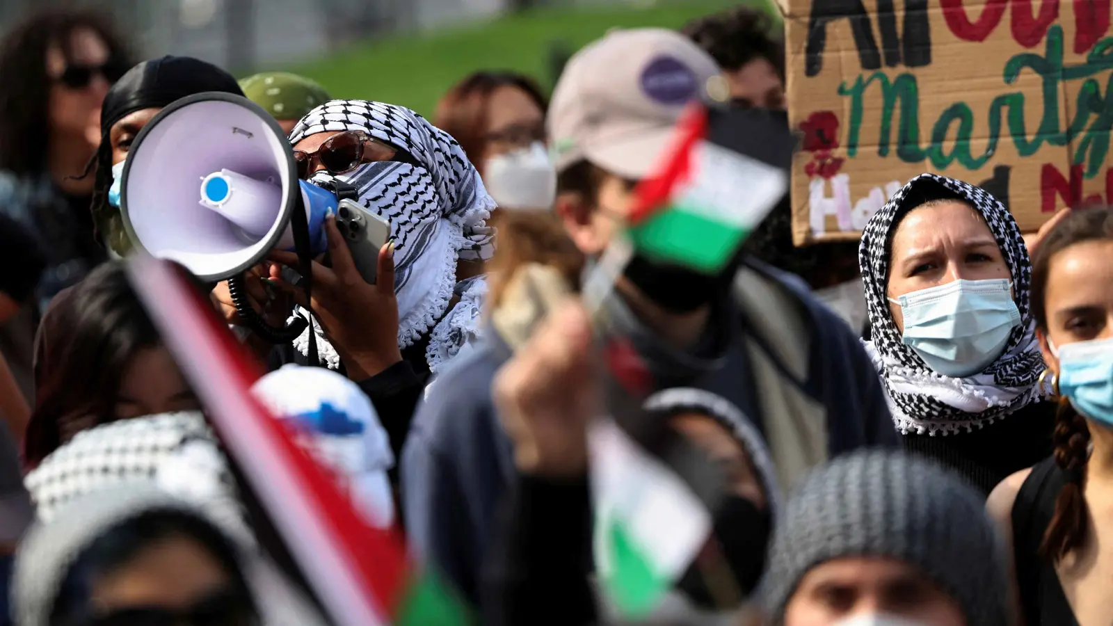 اشتباكات بين مؤيدي فلسطين والشرطة الأمريكية بجامعة كولومبيا (فيديو)