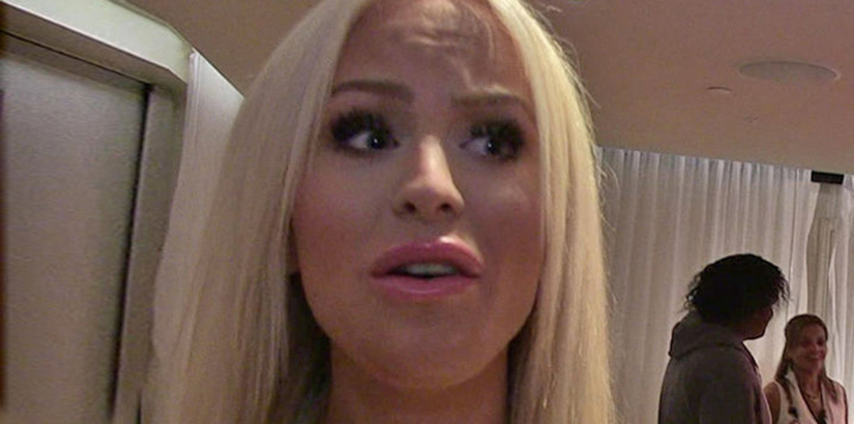 منع عارضة متحولة جنسيًا من دخول دبي