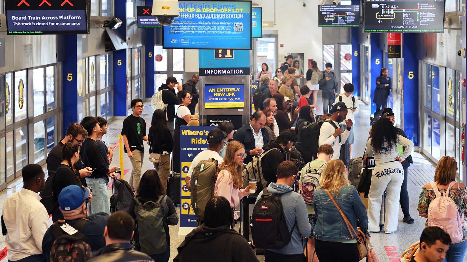 مطارات بلا مراقبين.. الإغلاق الحكومي يشل حركة الطيران في الولايات المتحدة