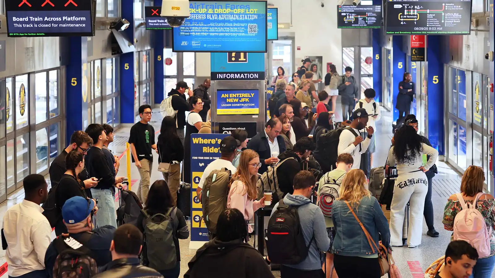 مطارات بلا مراقبين.. الإغلاق الحكومي يشل حركة الطيران في الولايات المتحدة