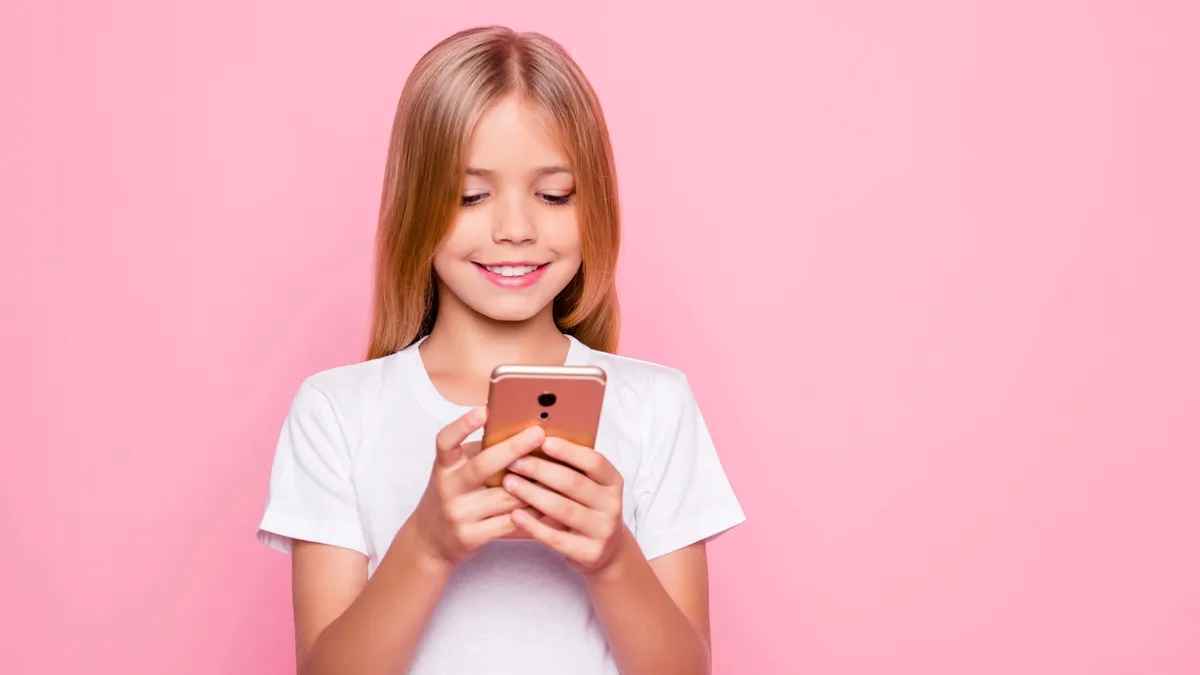 الآباء نادمون.. عواقب التعرض المبكر للهواتف الذكية على الأطفال