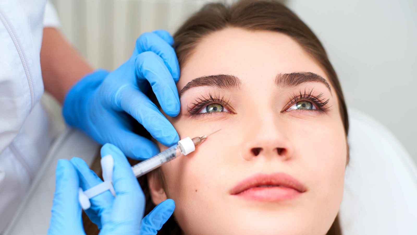 عروس تفقد بصرها بسبب "فيلر العين" التجميلي (فيديو)