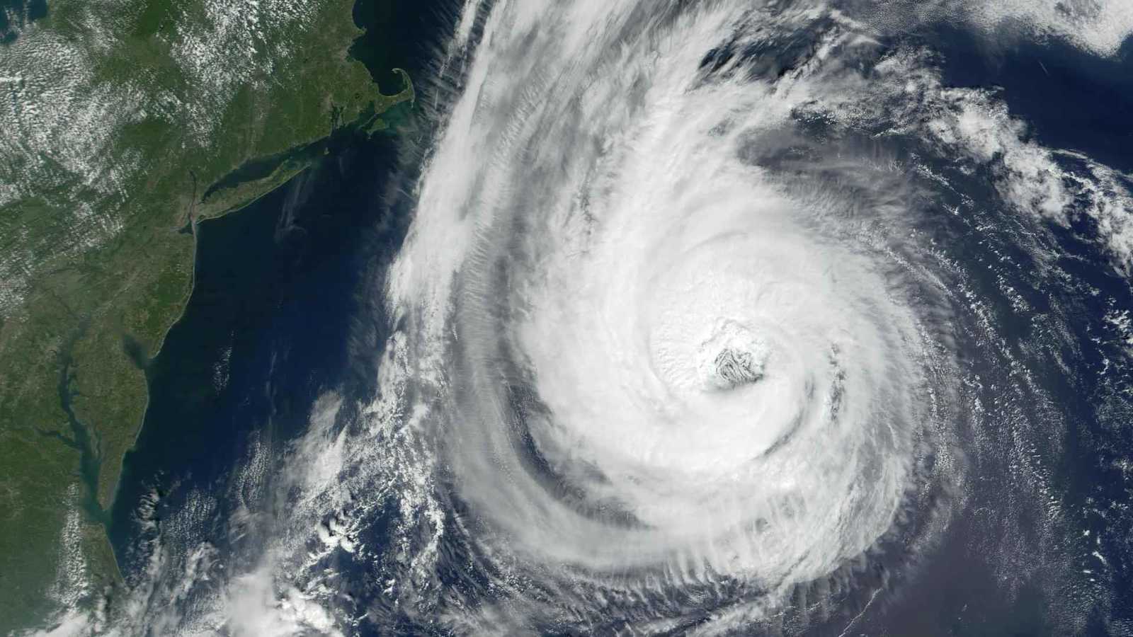 العاصفة إرين تشتد وتتحول إلى إعصار مدمر في الكاريبي