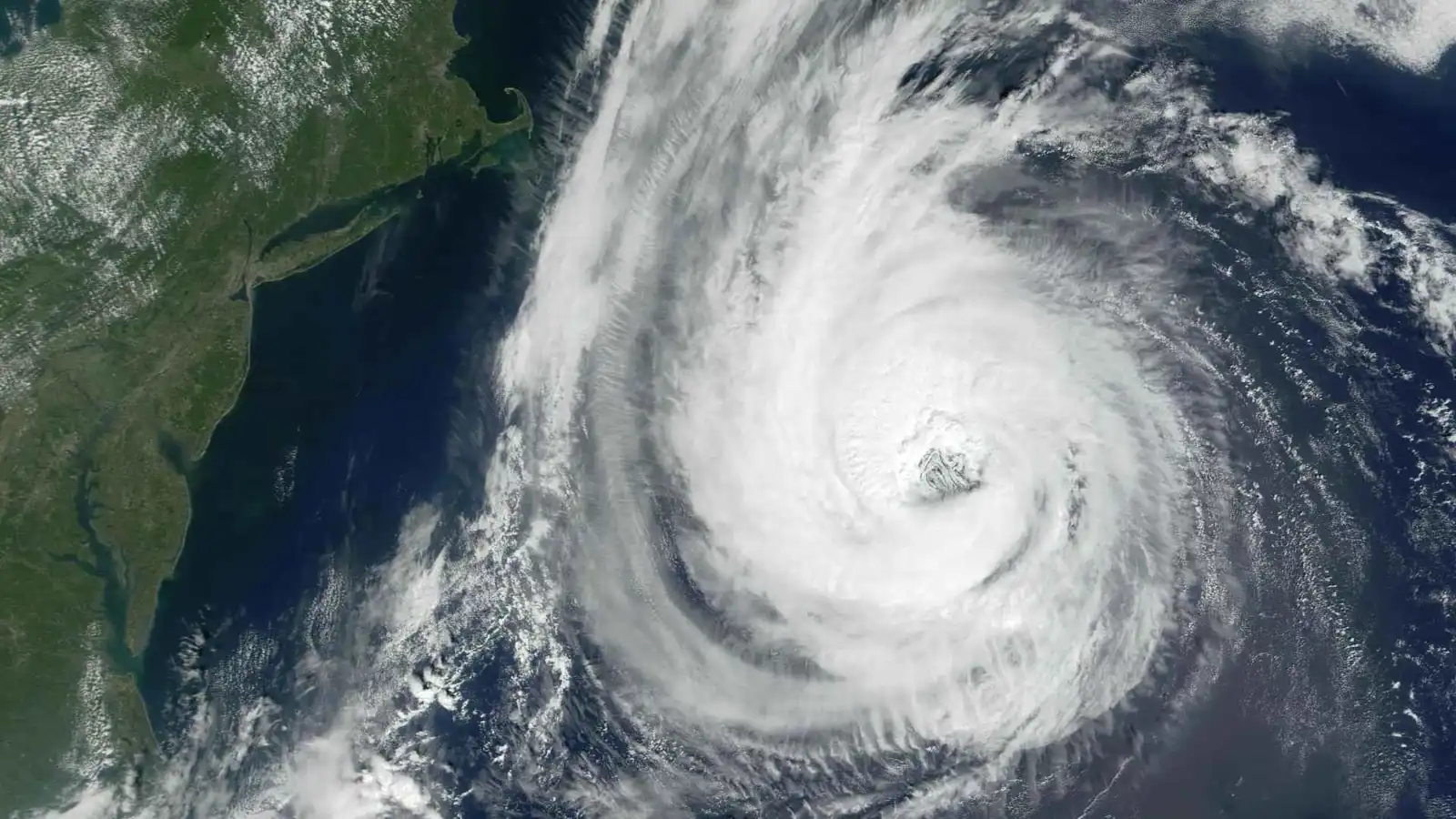 العاصفة إرين تشتد وتتحول إلى إعصار مدمر في الكاريبي