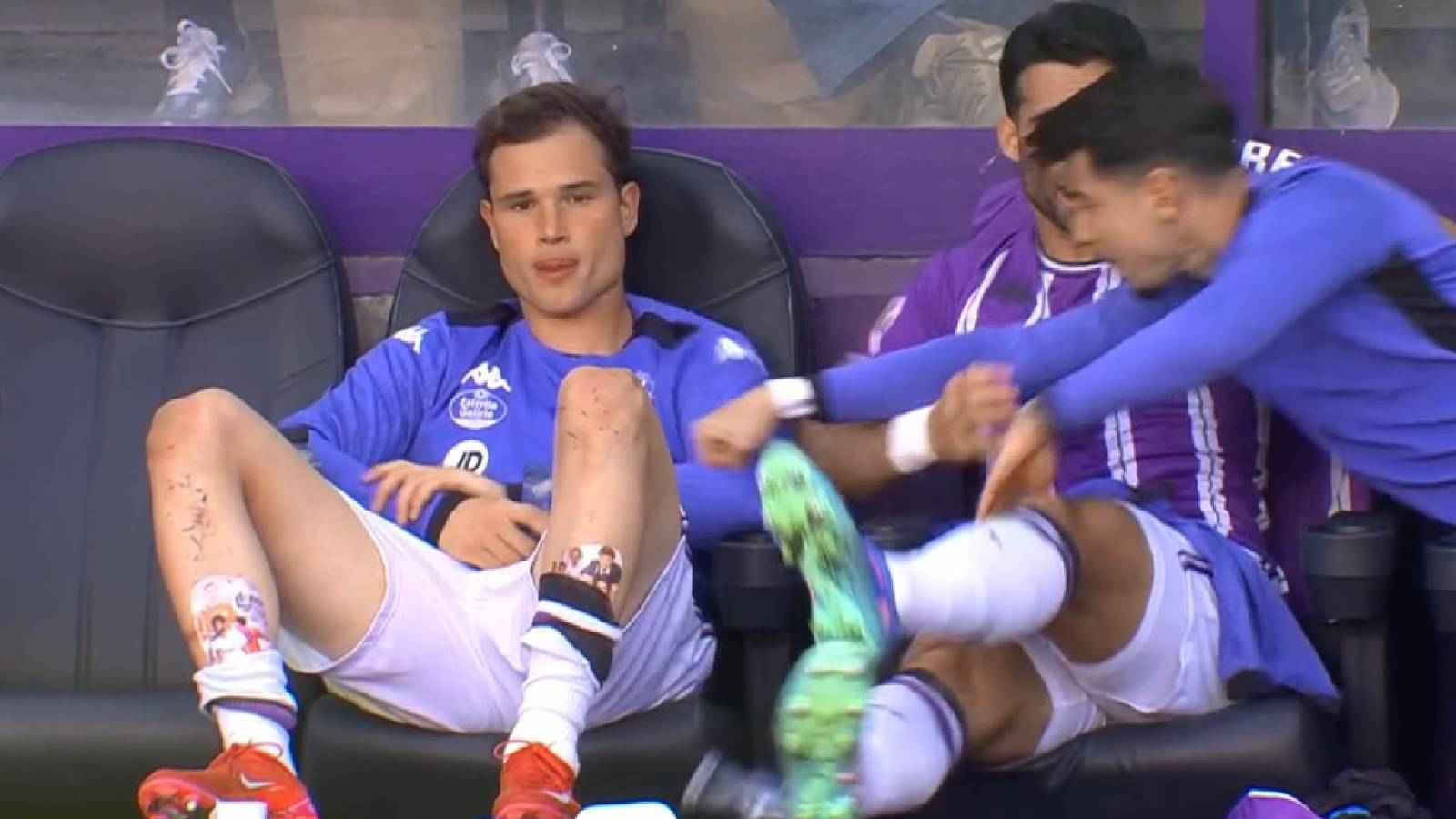 لاعب يضرب زميله على دكة البدلاء (فيديو)