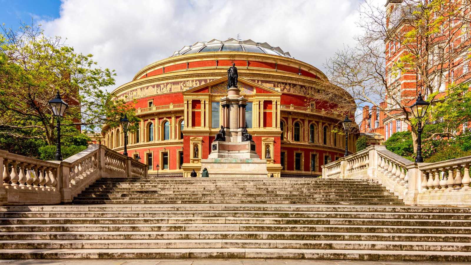 من العندليب لأنغام.. نجوم كتبوا التاريخ على مسرح "ألبرت هول"