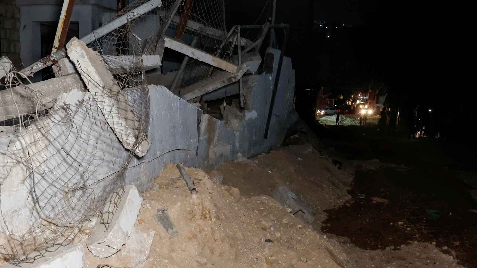 بـ"الجرافات".. اعتداء إسرائيلي جديد على مكتب لـ"الأونروا" (صورة)