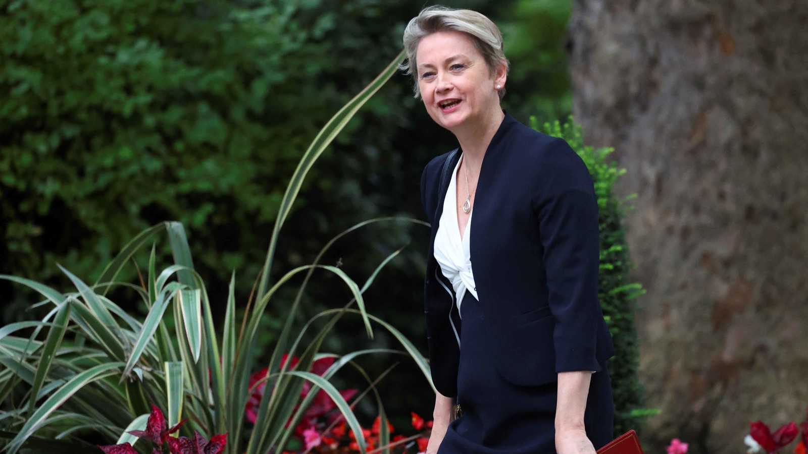 بحزمة "مساعدات شتوية".. وزيرة خارجية بريطانيا تجري أول زيارة إلى كييف