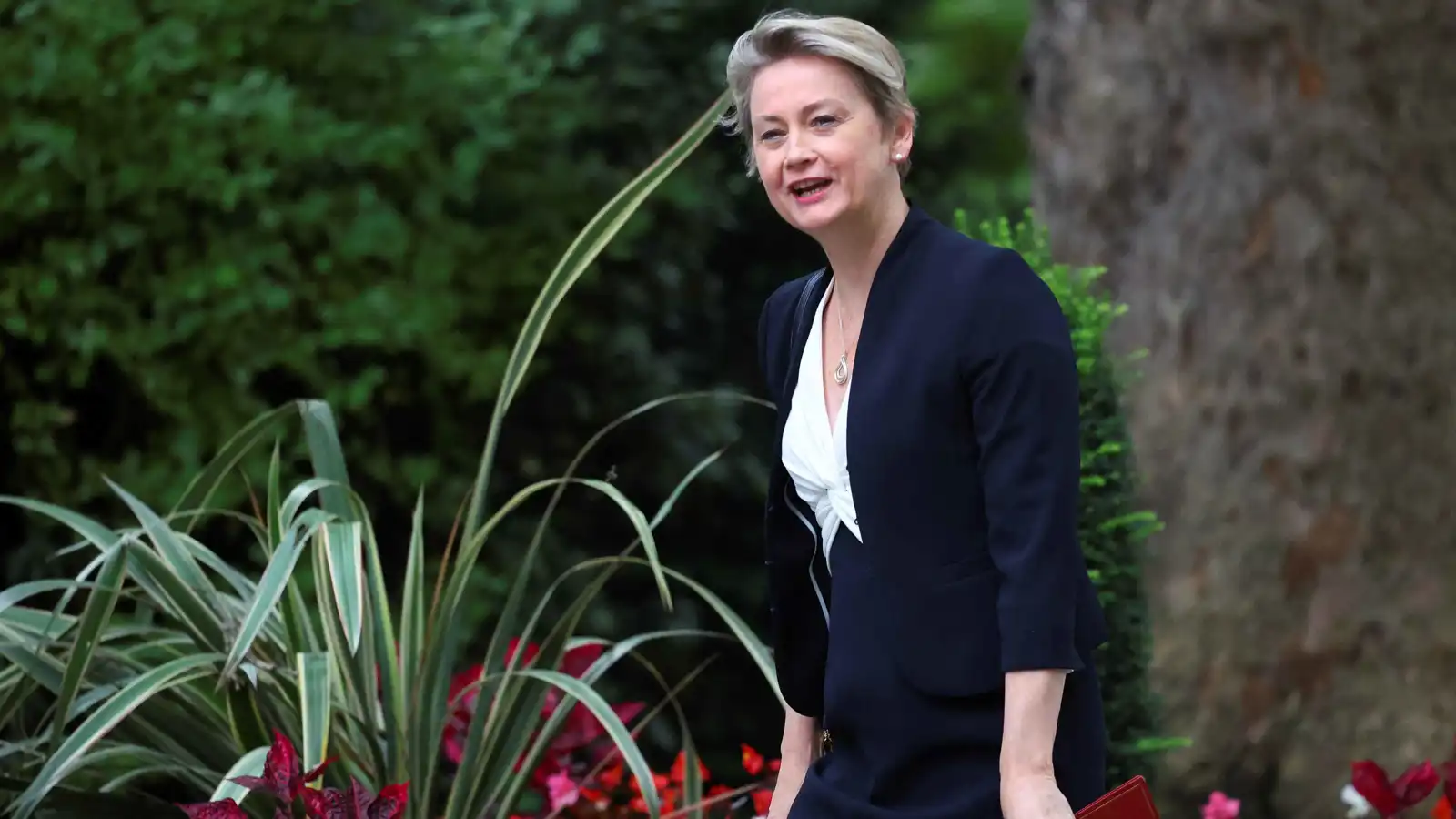 بحزمة "مساعدات شتوية".. وزيرة خارجية بريطانيا تجري أول زيارة إلى كييف