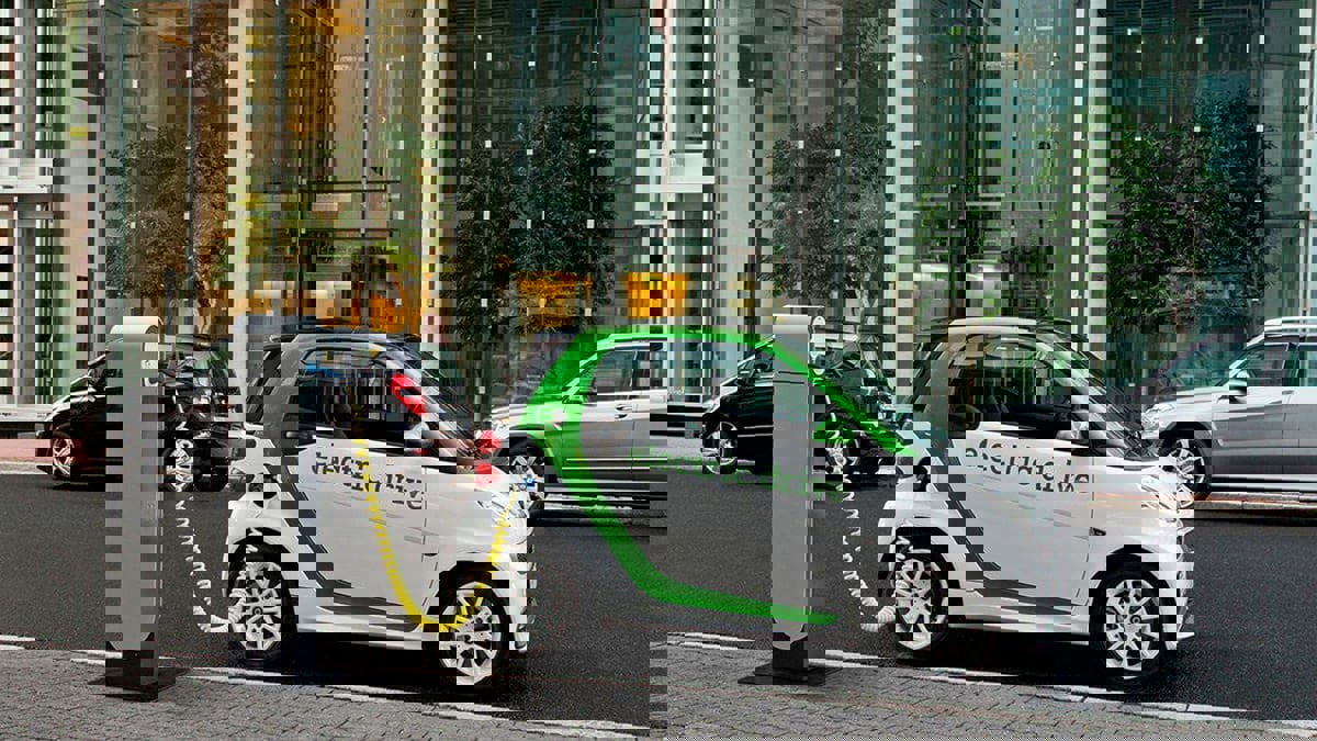 أيهما أدق عداد وقود السيارات التقليدية أم مقياس الشحن في الكهربائية؟