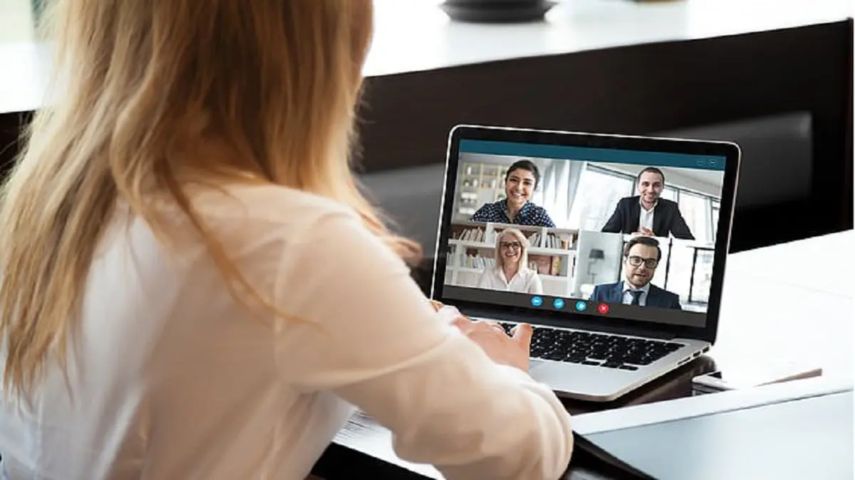 دراسة: النساء يكذبن على رؤسائهن أكثر من الرجال عند العمل من المنزل