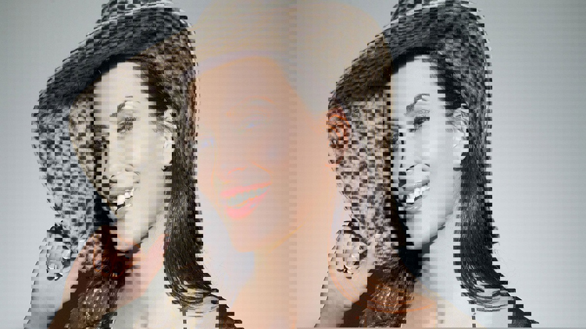 سقوط عنيف لدومينيك حوراني ونقلها إلى المستشفى للعلاج 