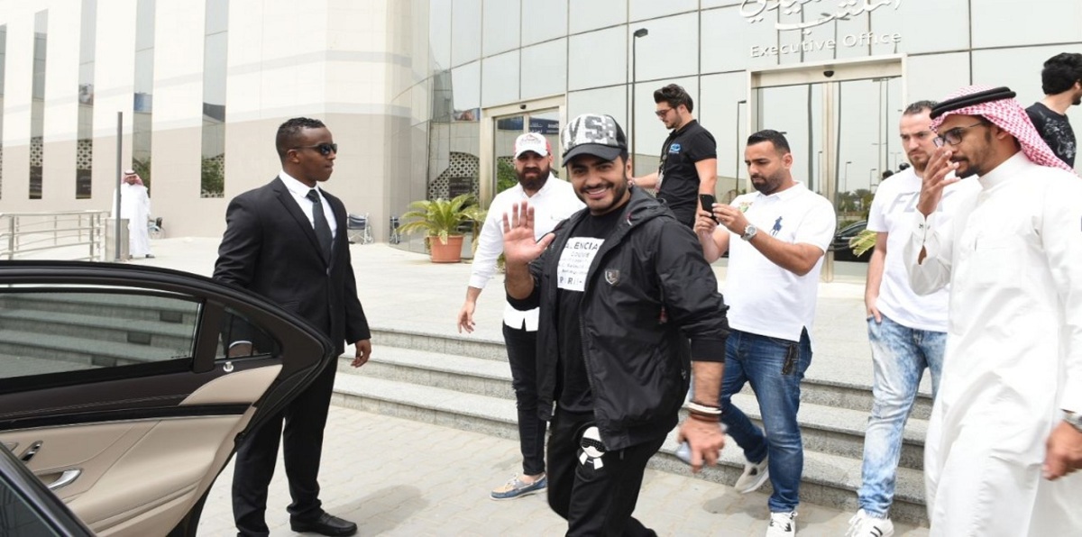 شاهد.. لحظة وصول تامر حسني للسعودية (صور)