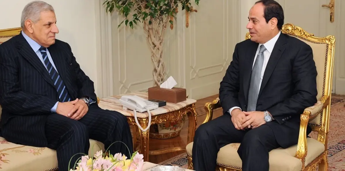 دلالات استمرار محلب بجوار السيسي رغم استقالته