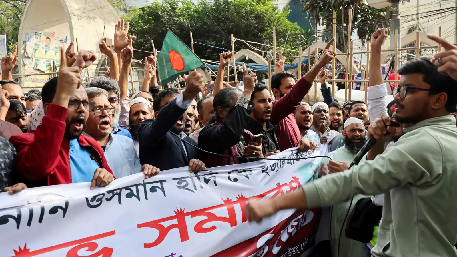 مقتل زعيم طلابي.. استنفار أمني وموجة غضب واسعة تجتاح بنغلادش (فيديو)