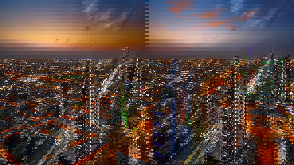 السعودية تعلن أن 30% من سيارات الرياض ستكون "كهربائية" بحلول 2030