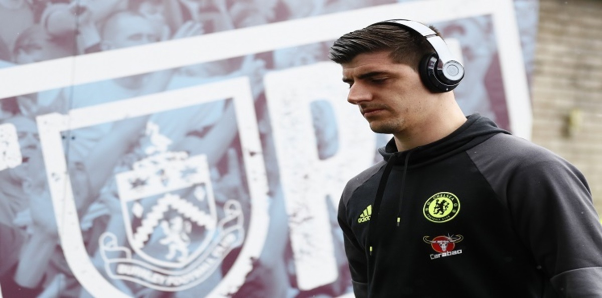 لاعبو تشيلسي يضربون كورتوا لتأخره في التدريبات (فيديو)