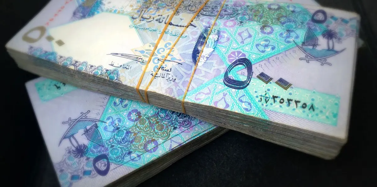 الريال القطري يرتفع أمام الدولار في سوق التعاملات الآجلة