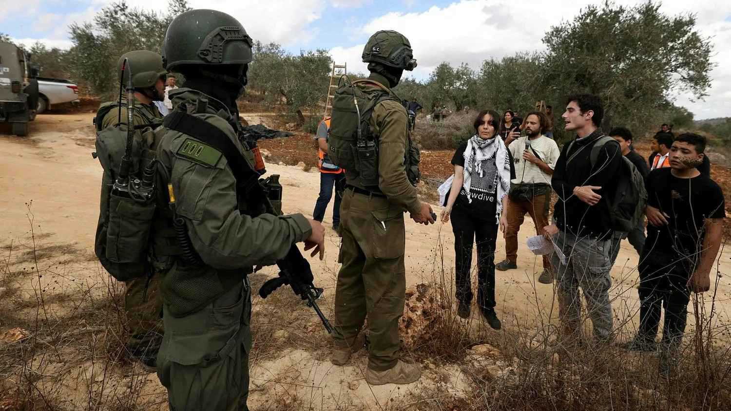 بسبب "قطف الزيتون".. إسرائيل تقرر ترحيل 32 أجنبياً من الضفة الغربية