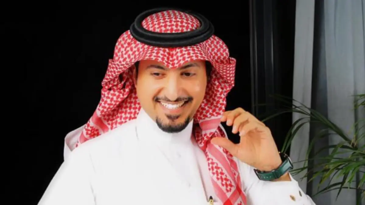 "سمول كابتشينو" يفتتح مقهى باسمه.. والشعار مستوحى من صورته