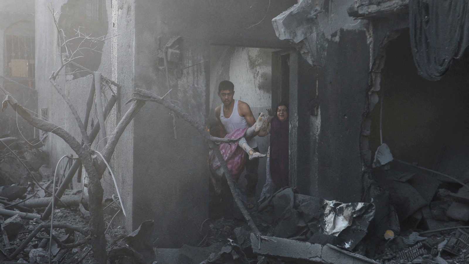 عشرات تحت الأنقاض.. قصف إسرائيلي عنيف للمنازل في أرجاء غزة (فيديو)