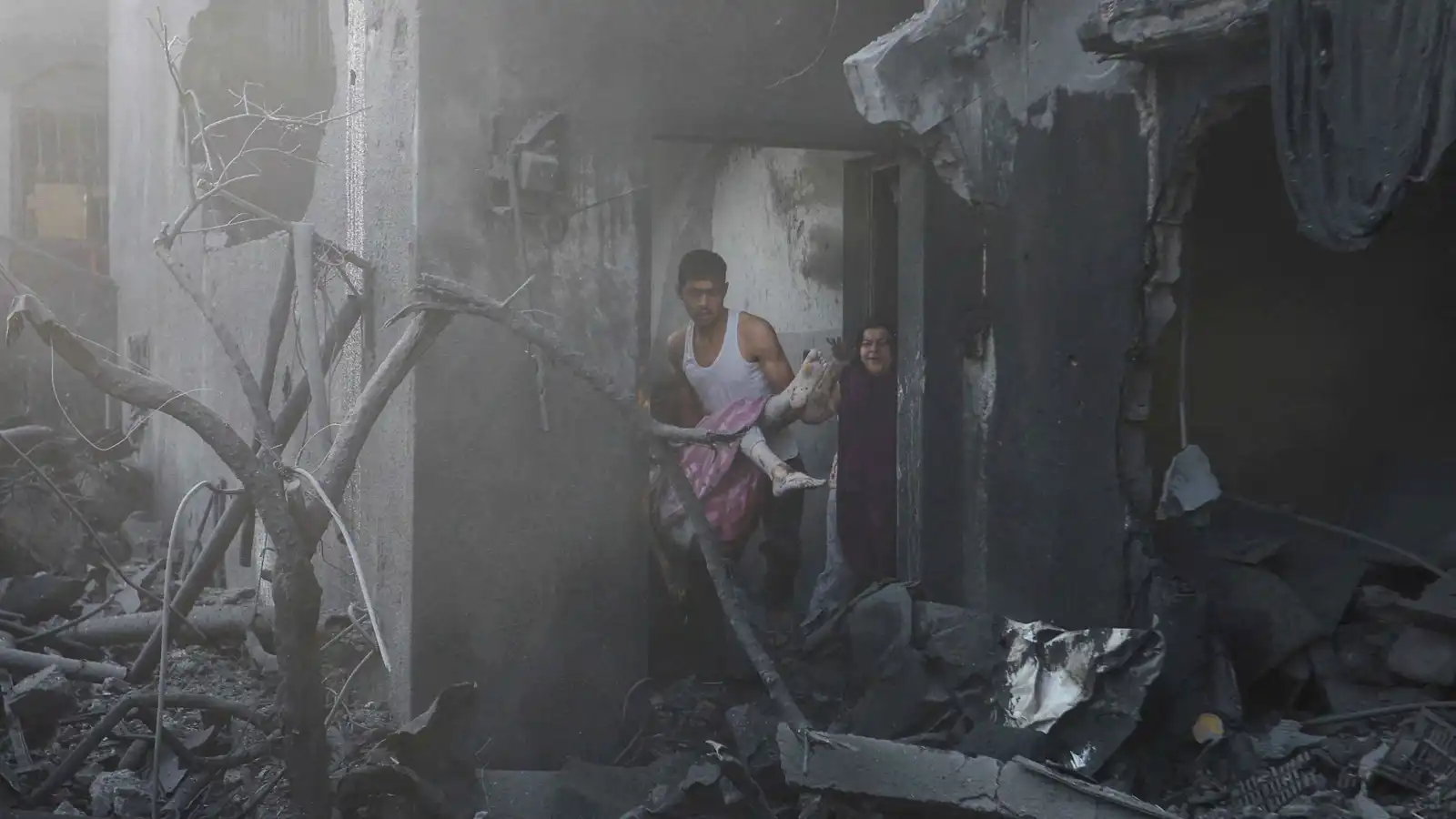 عشرات تحت الأنقاض.. قصف إسرائيلي عنيف للمنازل في أرجاء غزة (فيديو)