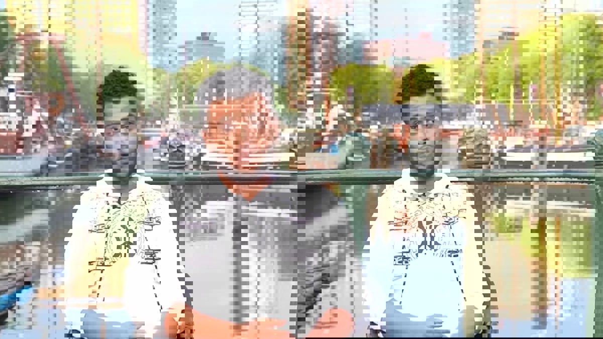 قصة "مؤثرة".. كيف وصل لاجئ يمني "بأعجوبة" إلى هولندا؟