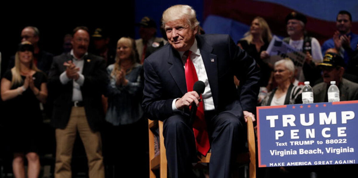 ترامب ساخرًا من كلينتون: بوتين ينظر إليها ويبتسم