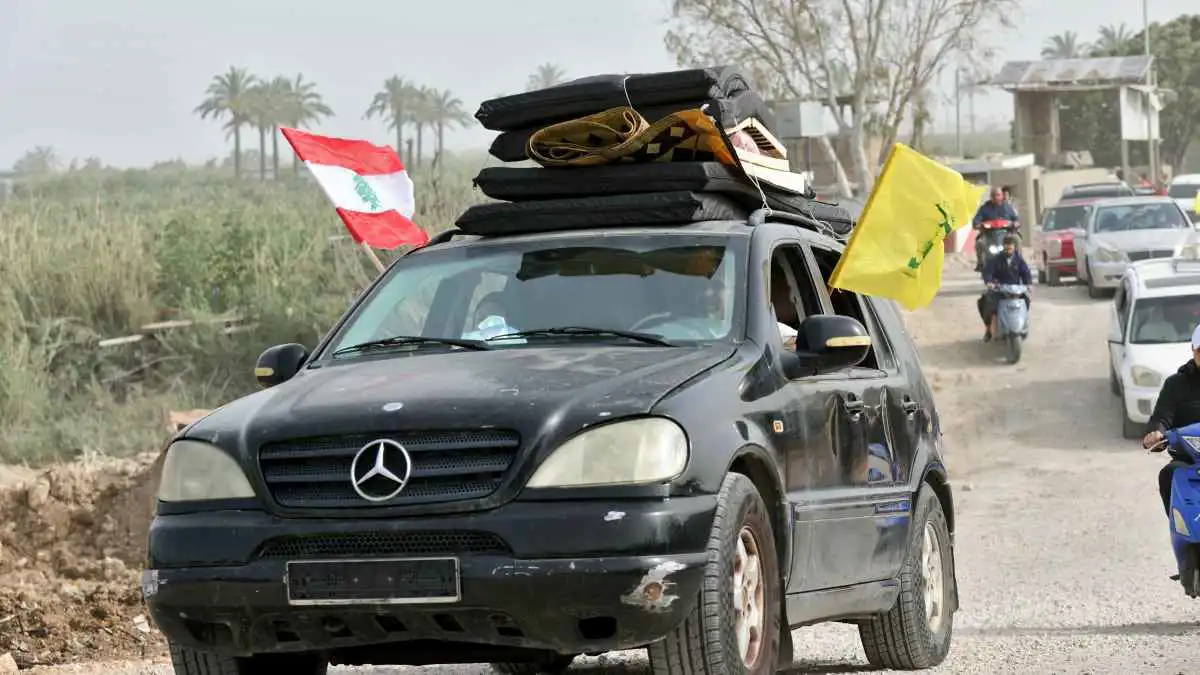 علما لبنان وحزب الله على مركبة نازحين في لبنان