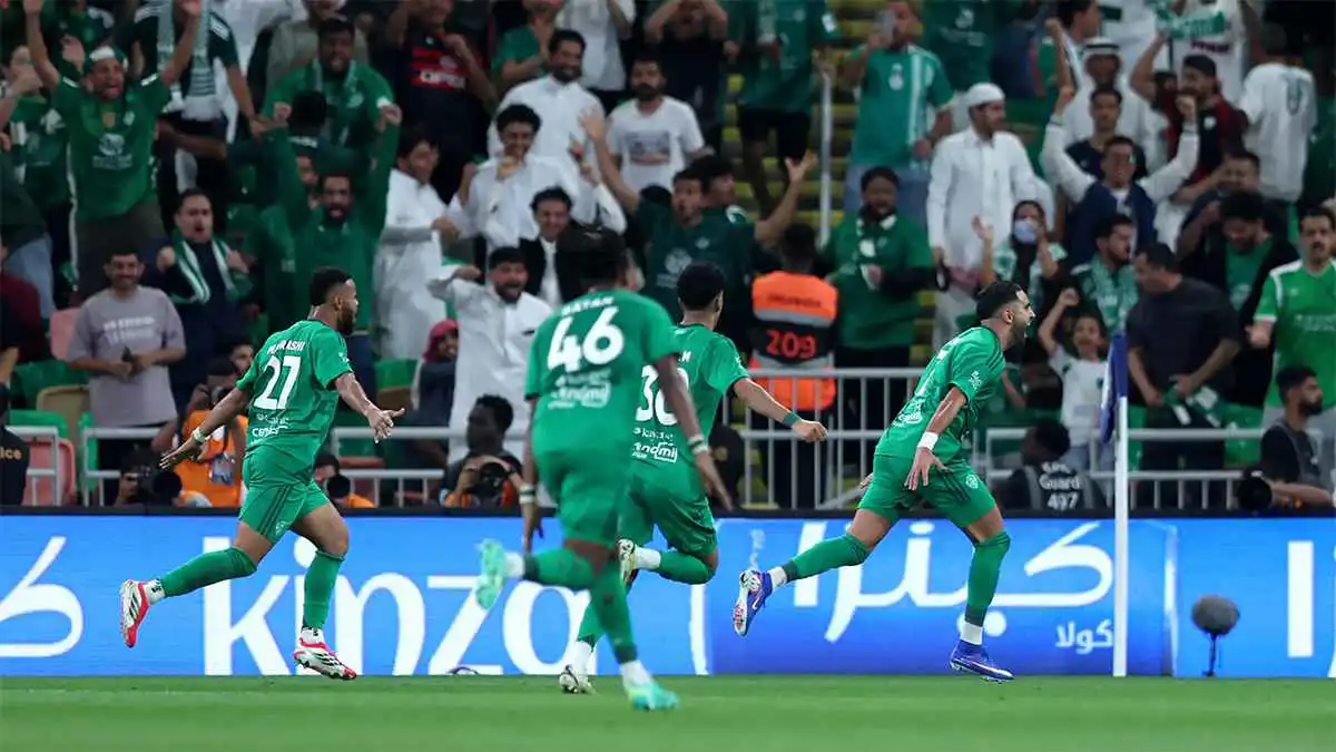 ضربة كبيرة.. تجدد إصابة نجم الأهلي السعودي مع منتخب بلاده