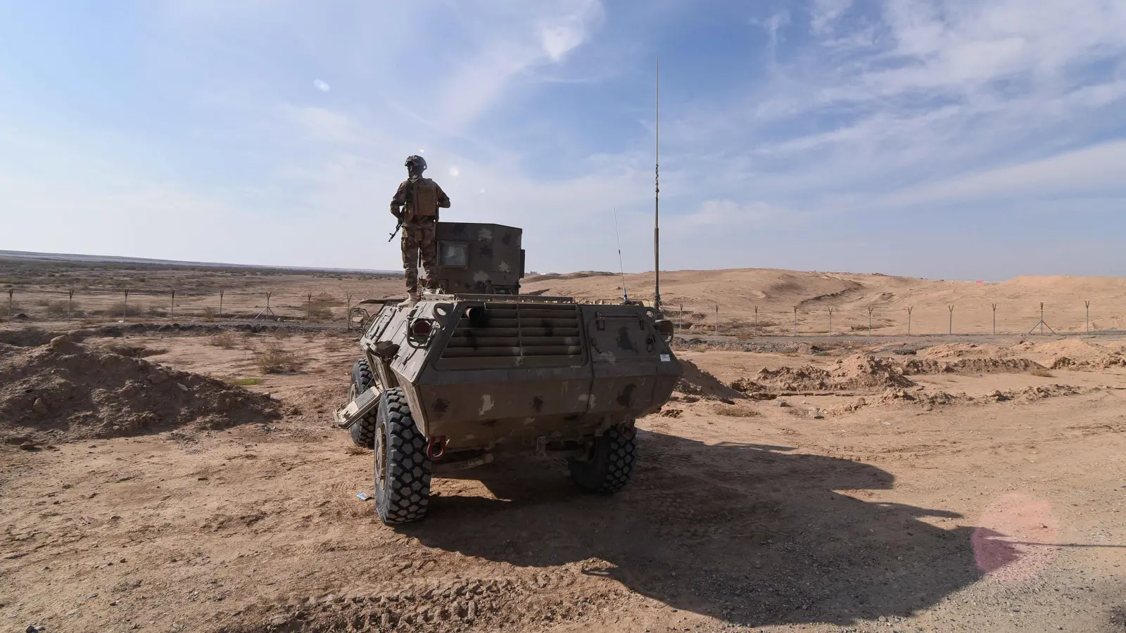 بدعم إيراني.. معسكرات لسوريين موالين للأسد في الصحراء العراقية