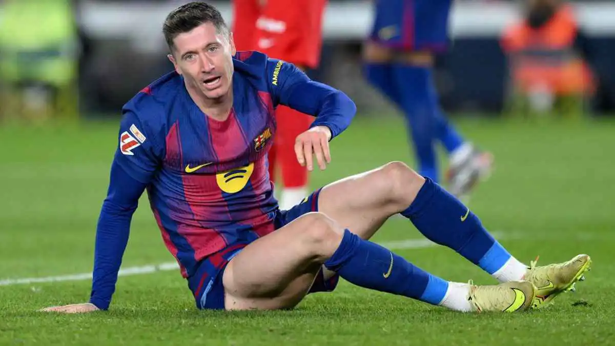 ليفاندوفسكي يلمح لقرار مهم بشأن مسيرته مع برشلونة