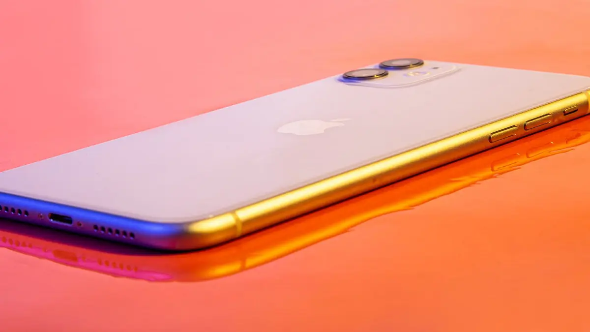 "أبل" تصمم هاتف "آيفون" متعدد الشاشات (صورة)