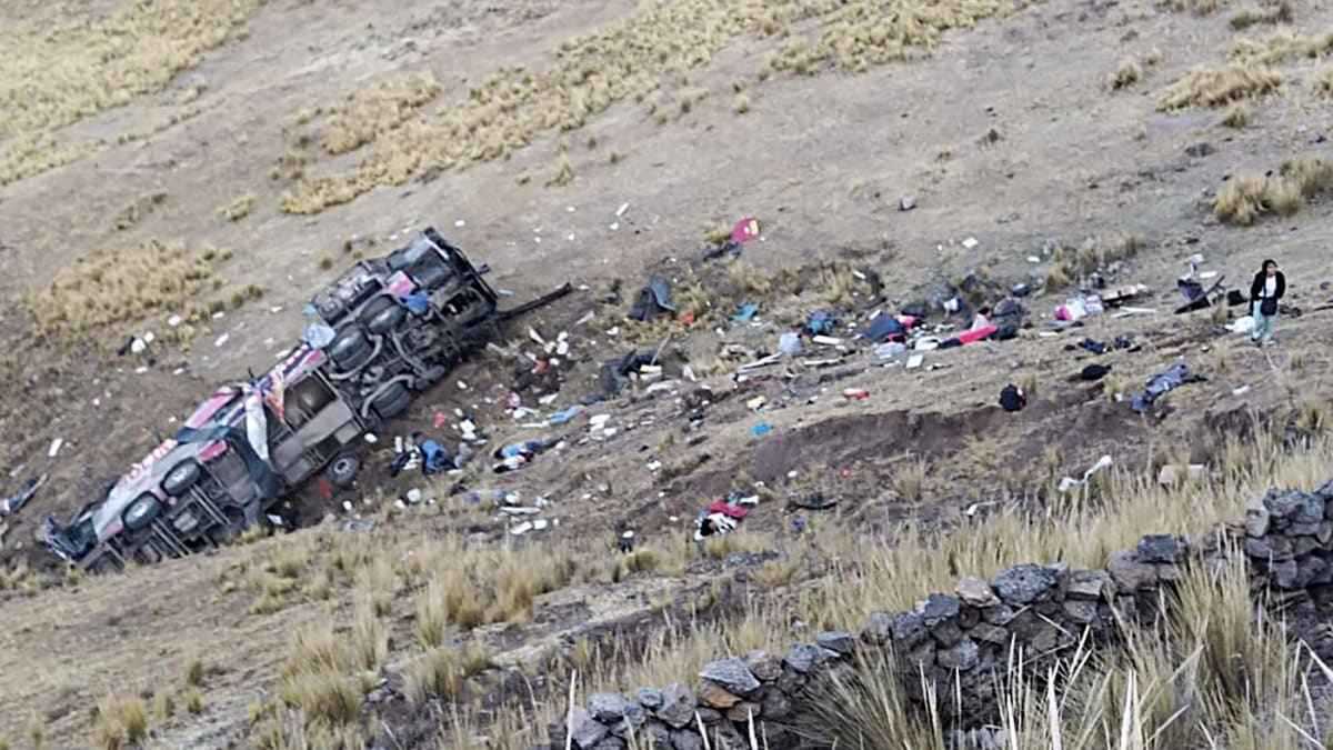 مقتل 37 شخصا في حادث مأساوي جنوب البيرو (فيديو)