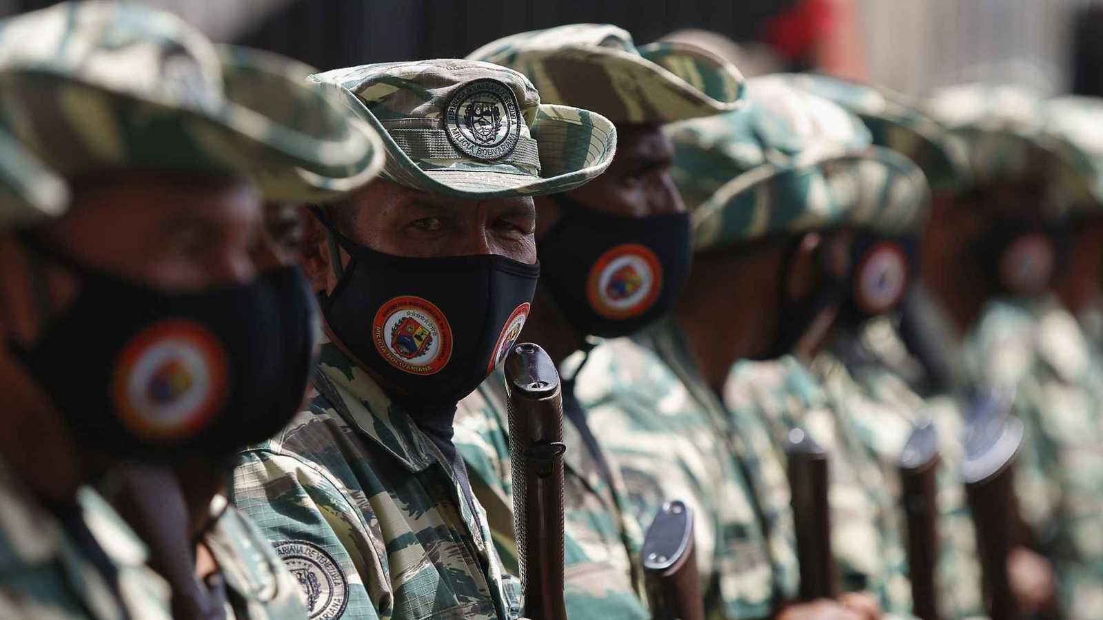 جيش منهك أمام "قوة نارية".. هل تلجأ فنزويلا لتكتيك "جيفارا" ضد أمريكا؟