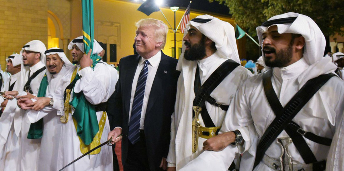 شاهد بالفيديو.. كيف أدى ترامب رقصة العرضة إلى جانب الملك سلمان