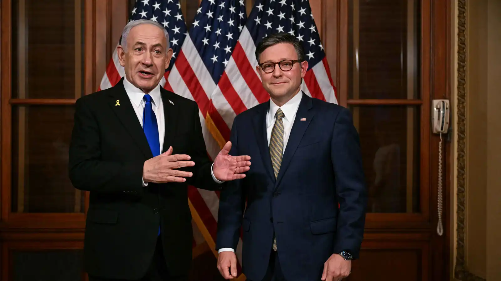 وسط تنديد فلسطيني.. مايك جونسون يزور الحرم الإبراهيمي